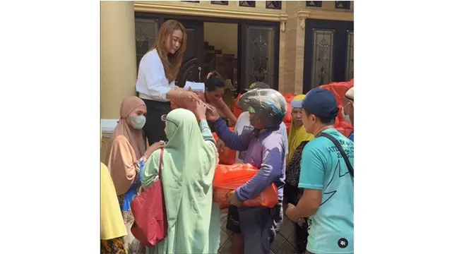 Potret 6 Seleb Bagi-Bagi Hampers ke Warga Jelang Lebaran, Banjir Pujian