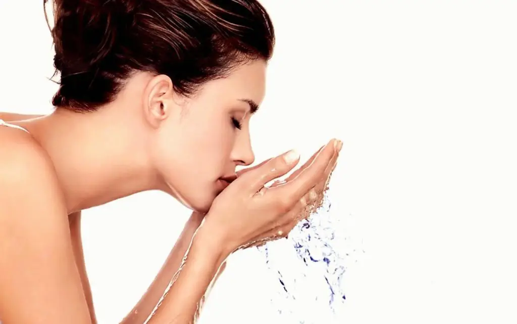 Ilustrasi cuci muka. (via: gulzar.in)