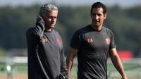 Manajer Manchester United Jose Mourinho bersama pelatih kiper Emilio Alvarez Blanco saat latihan pada 14 September 2016. (AFP/Paul Ellis)
