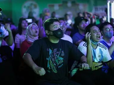 Keseruan berlangsung saat nonton bareng laga final Piala Dunia 2022 yang berlangsung di Triboon Hub, Cilandak, Jakarta Selatan, Minggu (18/12/2022) malam WIB. (Bola.com/Bagaskara Lazuardi)