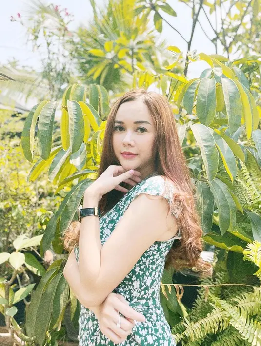 Saat menikmati waktu santai, Aura Kasih juga memilih mengenakan simple dress. Kali ini, wanita 34 tahun ini tampil menawan dan stylish dengan dress bermotif bunga warna hijau.(Liputan6.com/IG/@aurakasih)