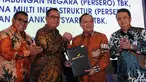 Dirut BTN Maryono (kedua kanan) bersalaman dengan Direktur Utama AP 1 Faik Fahmi (kedua kiri) saat bertukar naskah kerjasama usai  penandatanganan perjanjian kredit korporasi senilai Rp.2 Triliun (non revolfing), Jakarta (18/12). (Liputan6.com/HO/Suryo)