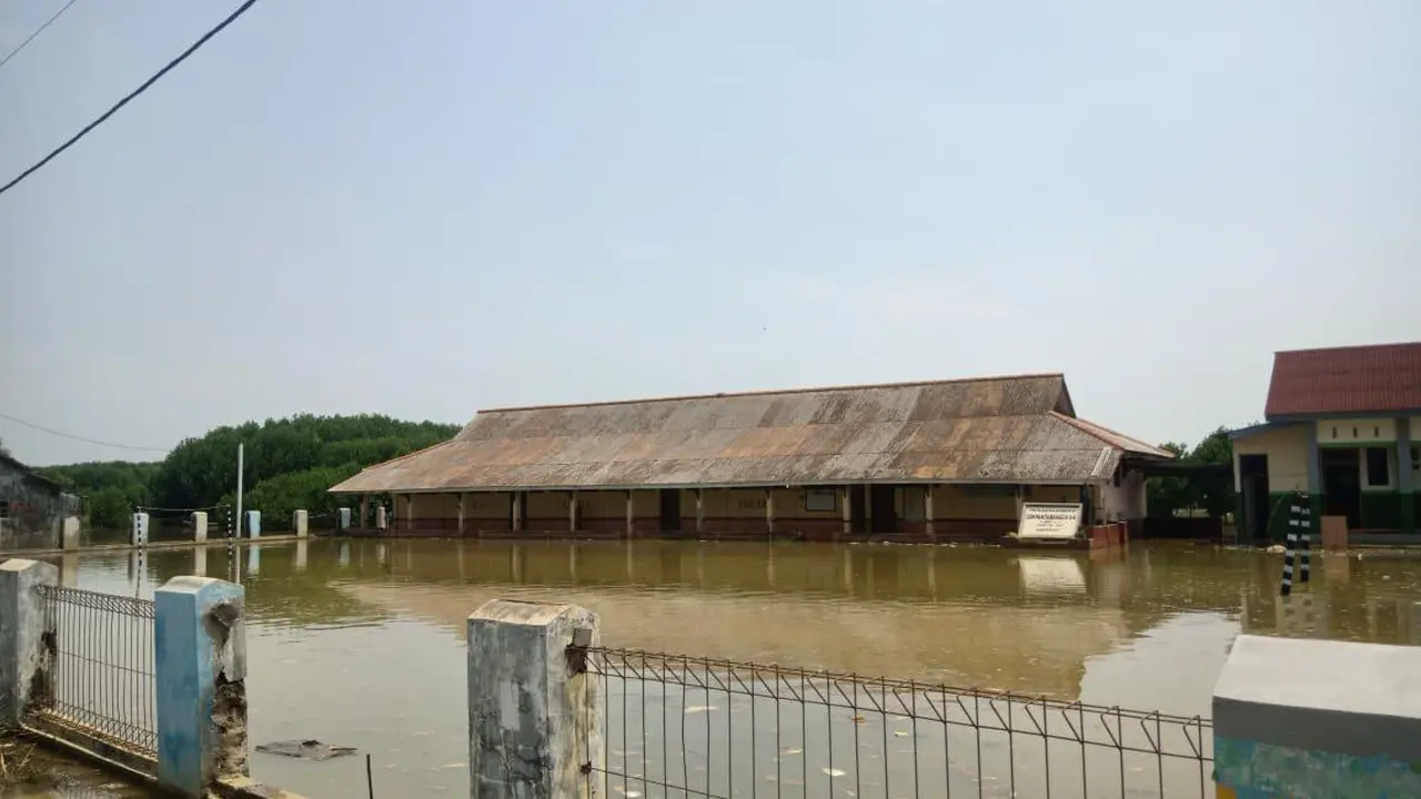 Banjir rob yang menerjang permukiman warga di Desa Pantai Bahagia, Muaragembong Bekasi. Foto: Istimewa