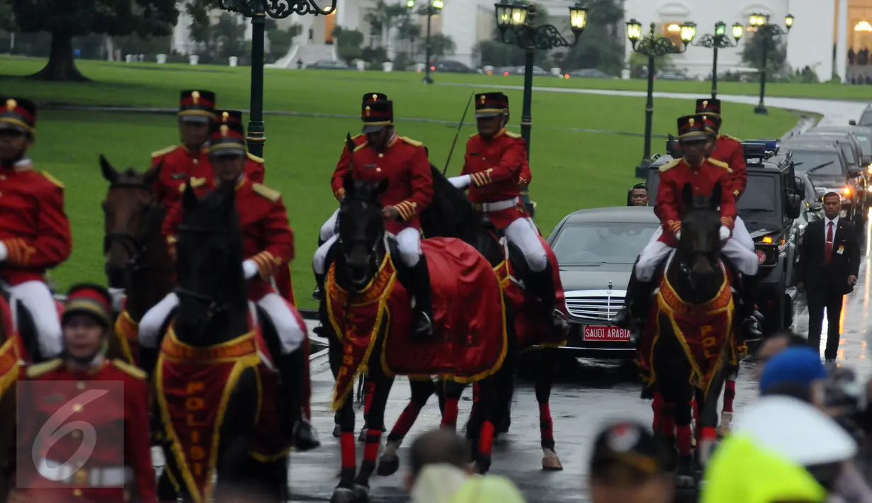 Iring-iringan kendaraan Raja Salman bin Abdulaziz dikawal pasukan berkuda saat meninggalkan Istana Bogor, Rabu (1/3). Mengawali kunjungan, Raja Salman bertemu Presiden Jokowi di Istana Bogor. (Liputan6.com/Helmi Fithriansyah)