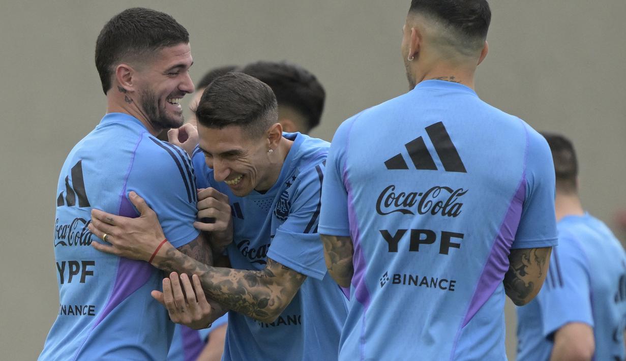 Pemain timnas Argentina, Angel Di Maria (tengah) bercengkerama dengan Rodrigo De Paul dalam sesi latihan jelang melawan Panama di FIFA Matchday. (AFP/Juan Mabromata)