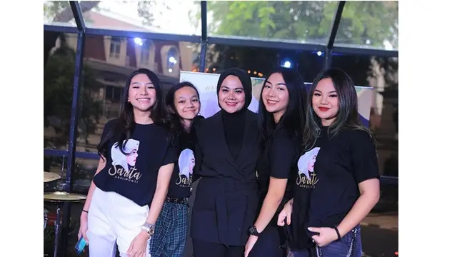 Jarang Tersorot, Ini 6 Potret Kompak Sarita Abdul Mukti dengan Keempat Putrinya