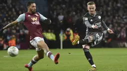 Gelandang Leicester City, James Maddison menendang bola dari kawalan pemain Aston Villa pada pertandingan semifinal Piala Liga Inggris di Villa Park, Birmingham (28/1/2020). Pada laga final Piala Liga Inggris, Aston Villa menunggu pemenang antara Manchester City dan Manchester United. (AP Photo/Rui