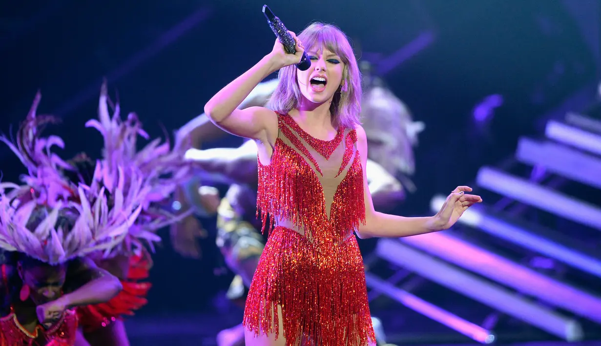 Aksi Penyanyi Taylor Swift di atas panggung saat membawakan lagu di MTV Video Music Awards 2015 di Microsoft Theater, Los Angeles, California, USA (30/8/2015). (AFP/Kevork Djansezian)
