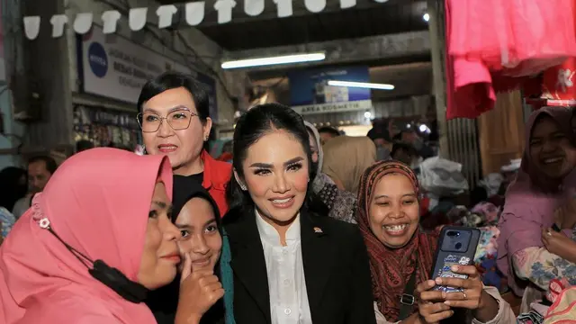 7 Potret Krisdayanti saat Blusukan, Gayanya Jadi Sorotan