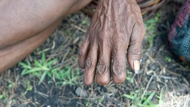Tunjukkan Duka Cita, Suku Dani Lakukan Budaya Potong Jari