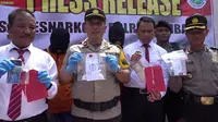 Tim Satres Narkoba Polres Rembang meringkus oknum mahasiswa yang mengedarkan narkoba jenis pil setan. (Liputan6.com/ Ahmad Adirin)