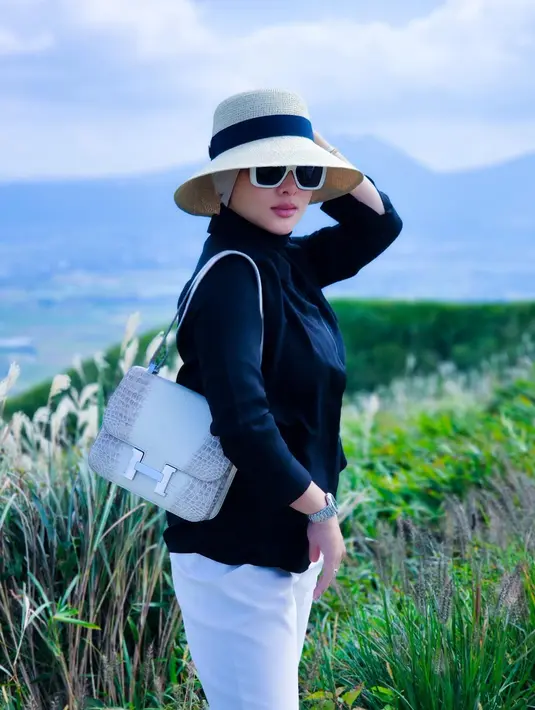 Diketahui, tas yang dibawa Syahrini tersebut merupakan Hermes constance 24 cm white Himalayan niloticus crocodile with palladium hardware. [@princessyahrini]