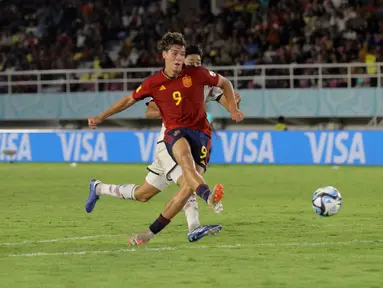 Pemain Timnas Spanyol U-17, Marc Guiu mencetak gol kemenangan timnya ke gawang Timnas Jepang U-17 pada laga 16 besar Piala Dunia U-17 2023 di Stadion Manahan, Solo, Senin (20/11/2023). (Bola.com/Arief Bagus)