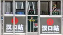 Polisi paramiliter berjaga di luar Stasiun Kereta Api Hankou yang ditutup di Wuhan, Provinsi Hubei, China, Kamis (23/1/2020). Pemerintah China mengisolasi Kota Wuhan yang berpenduduk sekitar 11 juta jiwa untuk menahan penyebaran virus corona. (Chinatopix via AP, File)