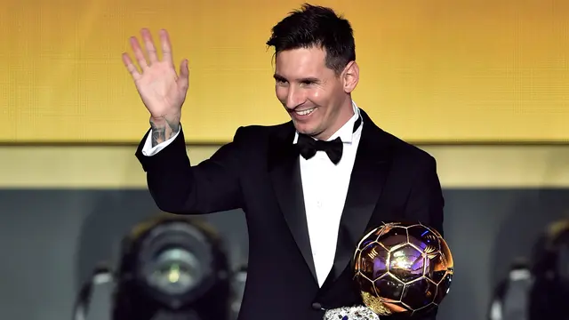 20160111-Wajah Berseri Lionel Messi Saat Terima Trofi FIFA Ballon d`Or -