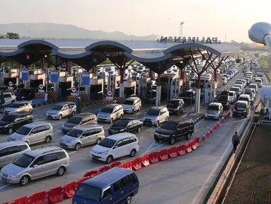 Jelang H-2 Lebaran, kemacetan panjang terjadi di gerbang Tol Palimanan, Jawa Barat, Rabu (15/7/15) Ribuan kendaraan terjebak macet hingga 38 Km antara jalan tol Cipali hingga tol Palikanci. (Liputan6.com/Herman Zakharia)