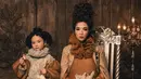 Dalam pemotretan super gemas ini, Gempi didandani mirip sang ibu, dengan crepe dress selutut dan detail kerah turtleneck, serta rambut yang ditata ala Victorian style. Foto: Instagram.