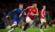 Tampak Cole Palmer coba mengambil bola dari kaki Lisandro Martinez pada laga antara Chelsea kontra MU di ajang Liga Inggris. (Paul ELLIS / AFP)
