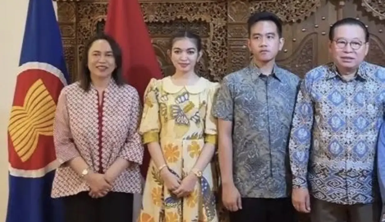 Berada di Korea Selatan, Selvi tampil anggun dengan dress batik warna kuning. Dress tersebut memiliki detail kerah colar dengan lengan 3/4nya.  [@indonesiainseoul/@gandisulis]