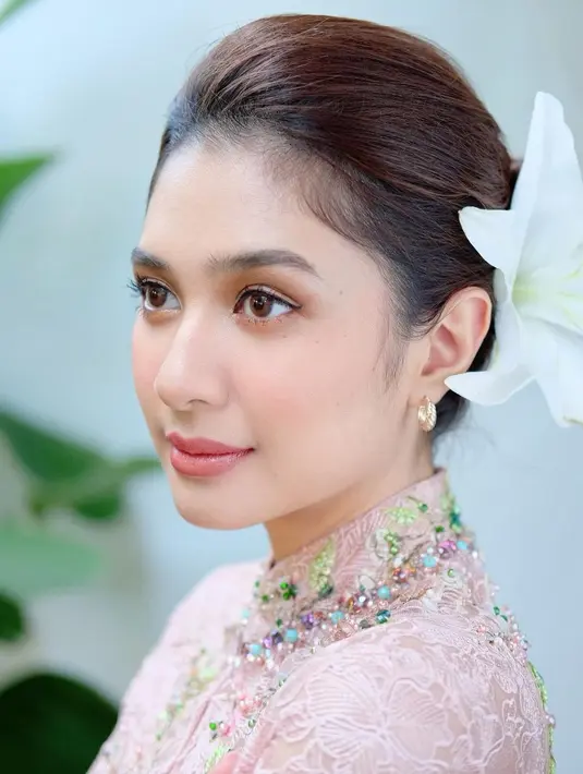 <p>Mikha Tambayong juga mengunggah potret dirinya dalam balutan kebaya berwarna pink. Gaya rambutnya yang disanggul dengan hiasan bunga lili, serta pulasan makeup yang flawless mencuri perhatian. (Instagram/miktambayong).</p>