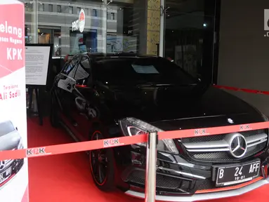 Mobil mewah milik terpidana korupsi yang dilelang KPK saat peringatan Hari Anti Korupsi Sedunia di Jakarta, Selasa (4/12). Mobil Mercedes Benz milik Ali Sadli yang juga auditor BPK bernilai Nilai limit mobil ini Rp 821 juta. (Liputan6.com/Angga Yuniar)