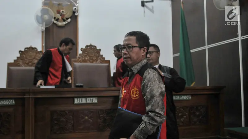 Jalani Sidang Perdana, Begini Ekspresi Mantan Plt Ketua Umum PSSI