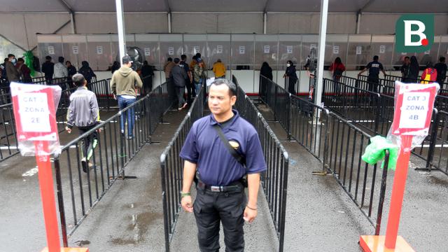 Foto: Hari Pertama Penukaran Tiket Laga FIFA Matchday Timnas Indonesia Vs Argentina Mulai Dipadati Calon Penonton