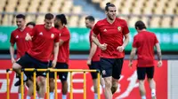 Gelandang Wales, Gareth Bale melakukan pemanasan saat latihan jelang turnamen Piala China di Nanning, di wilayah Guangxi Selatan (20/3). (AFP Photo/China Out)