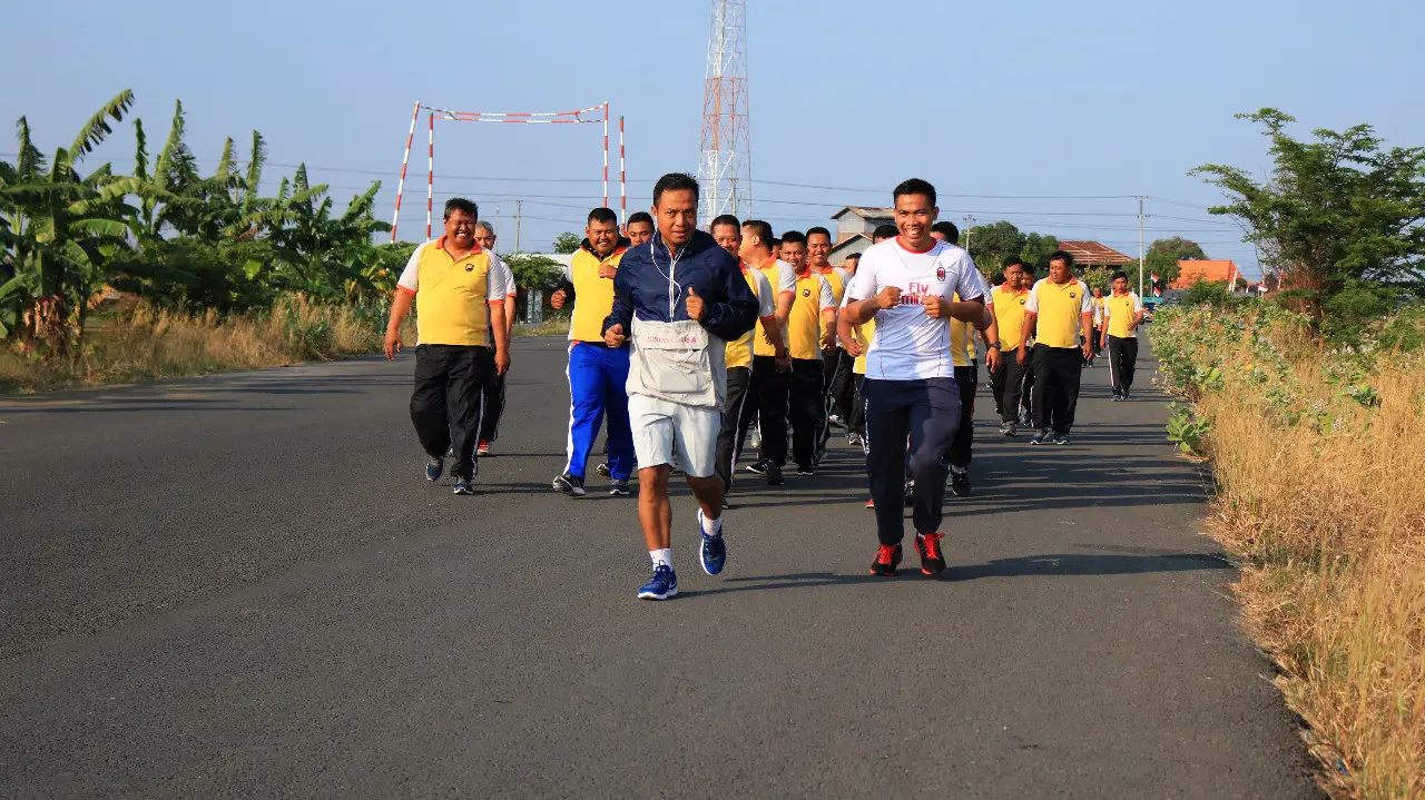 Kapolres Brebes, Jawa Tengah, AKBP Sugiarto memimpin program lari puluhan polisi gendut yang ada di jajarannya. (Foto: Istimewa/Liputan6.com/Fajar Eko Nugroho)