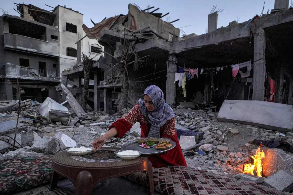 Di Tengah Reruntuhan, Umat Muslim Palestina di Gaza Saat Berbuka Puasa
