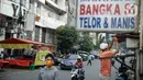 Pedagang kaki lima (PKL) mempersiapkan lapak dagangan di Jalan Sabang atau H Agus Salim, Jakarta, Jumat (27/8/2021). Menko Bidang Perekonomian Airlangga Hartarto mengatakan pemerintah sedang mempersiapkan satu juta PKL untuk mendapatkan bantuan tunai senilai Rp1 juta. (Liputan6com/Faizal Fanani)