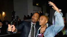 Aktor Will Smith dan putranya Jaden Smith berselfie saat menghadiri Premiere's Netflix's "Bright" di Regency Village Theatre di Westwood, California (13/12). Will Smith dan Jaden Smith tampil dengan gayanya masing-masing. (AFP Photo/Kevin Winter)