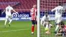 Pemain Real Madrid Karim Benzema (kiri) melakukan selebrasi usai mencetak gol ke gawang Atletico Madrid pada pertandingan Liga Spanyol di Stadion Wanda Metropolitano, Madrid, Spanyol, Minggu (7/3/2021). Pertandingan berakhir dengan skor 1-1. (AP Photo/Manu Fernandez)