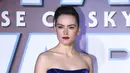 Daisy Ridley berpose saat tiba menghadiri pemutaran perdana film Star Wars: The Rise Of Skywalker" di London (18/12/2019). Aktris 27 tahun ini memilih gaun korset beludru navy yang terstruktur yang menonjolkan tubuh langsingnya dengan rok di pinggangnya. (AP Photo/Joel C Ryan)