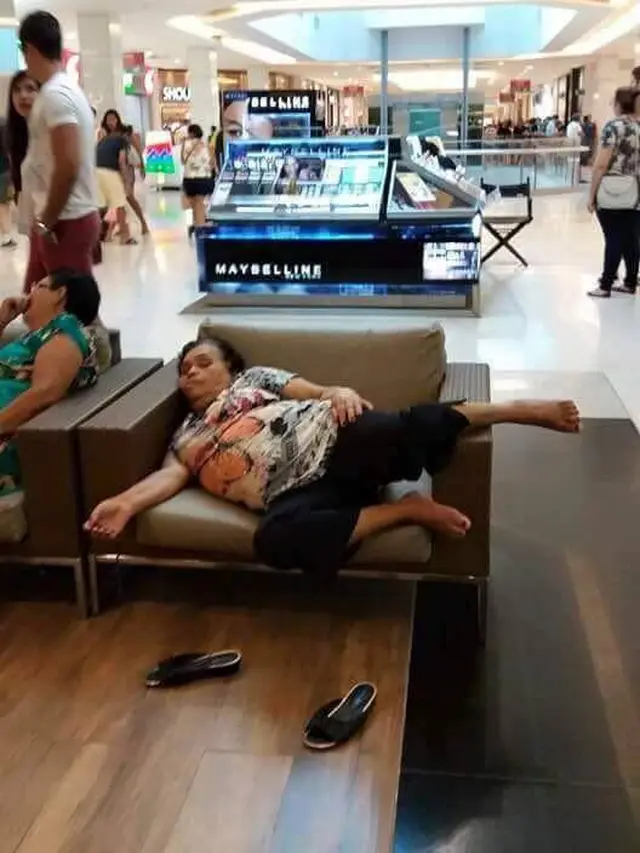 6 Kelakuan Kocak Orang saat di Mall Ini Bikin Geleng Kepala
