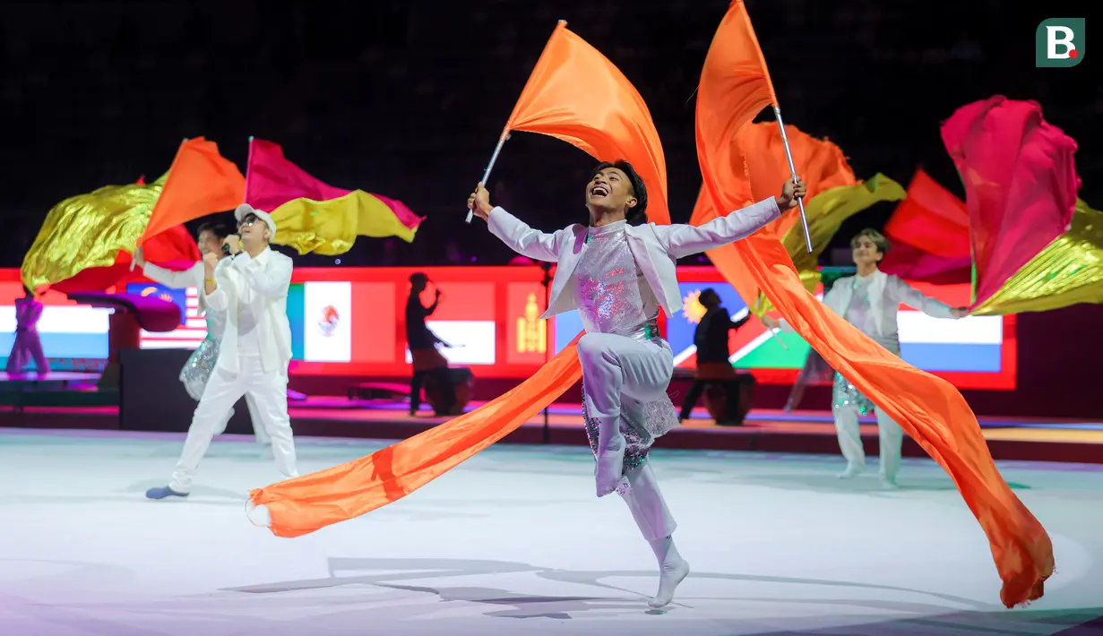 <p>Penampilan sejumlah penari saat upacara pembukaan Kejuaraan Dunia Gimnastik 2025 yang berlangsung di Indonesia Arena, Senayan, Jakarta, Minggu (19/10/2025). (Bola.com.Bagaskara Lazuardi)</p>