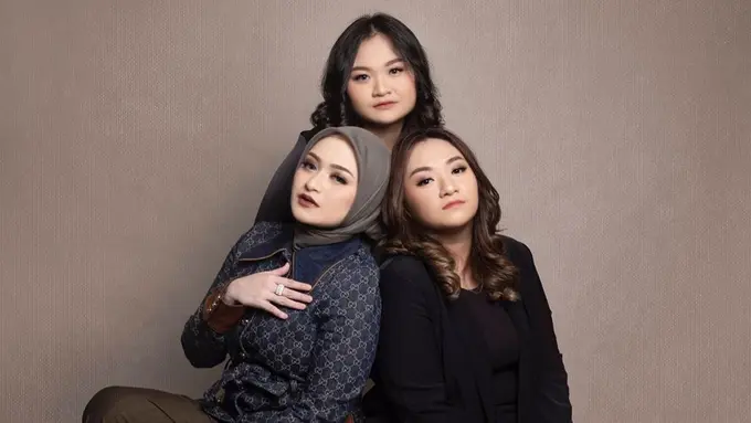 FOTO: Kebersamaan Nathalie Holscher dan Kedua Adiknya di Pemotretan Terbaru