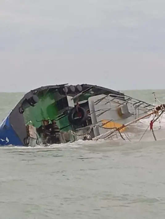Kapal Xelo yang tenggelam di Teluk Gabes, Tunisia (17/4/2022). Kapal tanker yang membawa 750 ton bahan bakar diesel dari Mesir ke Malta tenggelam pada (16/4) di lepas pantai tenggara Tunisia, tetapi para pejabat mengatakan tumpahan besar kemungkinan akan dihindari. (AFP/Tunisian Defence Ministry)
