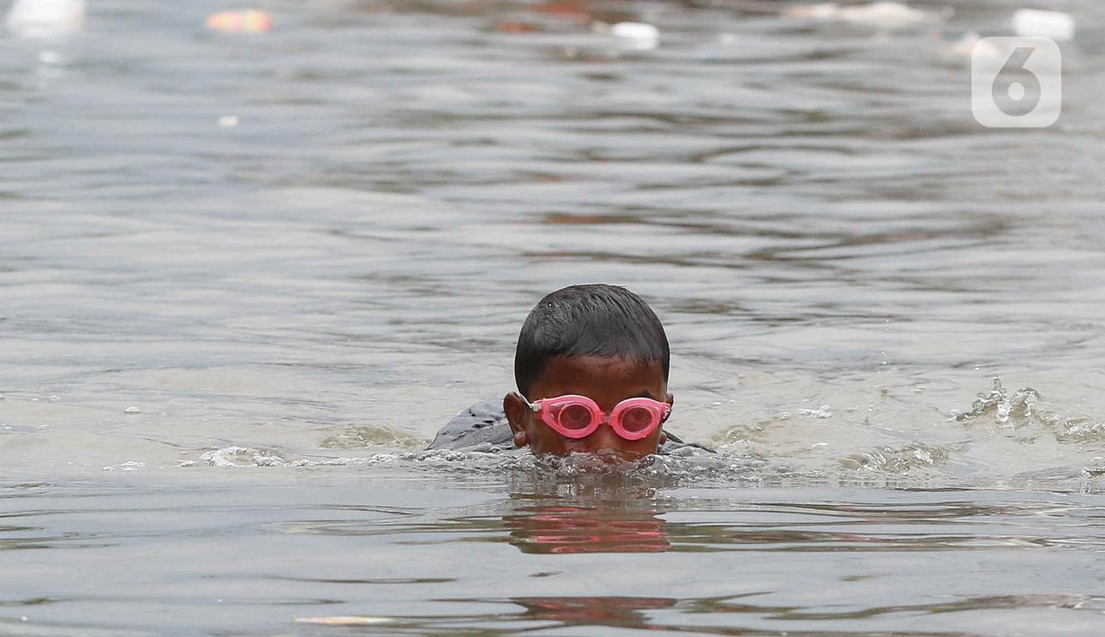 Banjir rob terjadi akibat adanya fenomena pasang maksimum air laut bersamaan dengan fase bulan baru. (Liputan6.com/Herman Zakharia)