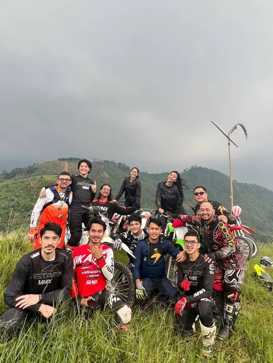 Selain seru trabas bareng suami, dalam kesempatan ini keduanya juga ditemani oleh beberapa sahabat. Terlihat dalam protret ini ada Asri Welas, dan Poppy Sovia. Seru petualangan bareng, hobi seperti ini cukup jarang dilirik oleh para selebriti wanita. (Liputan6.com/IG/@prisia)