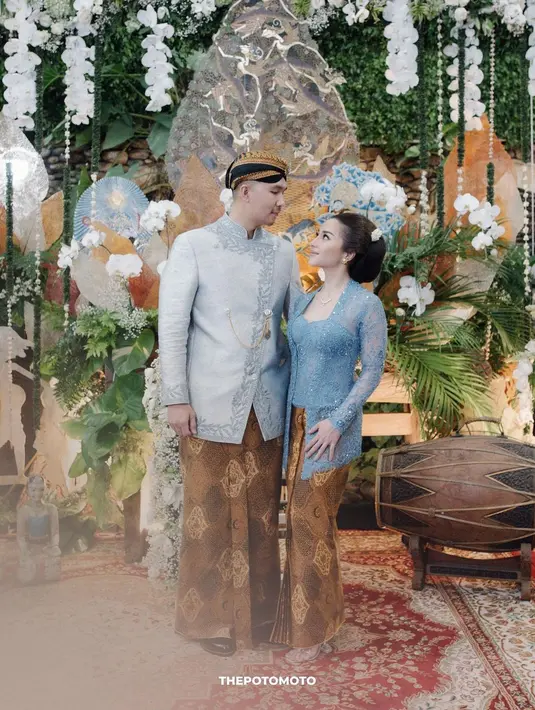 Begitu juga dengan kebaya biru ala warna Cinderella rancangan Didiet Maulana. [@thepotomoto]