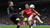 Pemain Manchester United, Sergio Reguilon (kanan) berebut bola dengan pemain FC Copenhagen, Peter Ankersen pada laga Grup A Liga Champions 2023/2024 di Old Trafford, Manchester, Inggris, 24 Oktober 2023. (AFP/Paul Ellis)