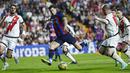Pemain Barcelona, Robert Lewandowski, melepaskan tendangan saat melawan Rayo Vallecano pada laga Liga Spanyol di Stadion Vallecas, Kamis (27/04/2023). Gol-gol Rayo Vallecano dicetak oleh Alvaro Garcia dan Fran Garcia. Sementara gol balasan Barcelona dicetak Robert Lewandowski. (AP Photo/Pablo Garcia)