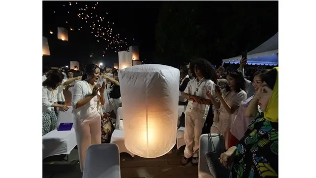 6 Potret Dee Lestari Rayakan Waisak di Borobudur, Ikut Terbangkan Lampion