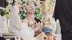 Pada momen resepsi pernikahan yang diadakan setelah prosesi akad nikahnya, Andika dan Ayu tampil serasi mengenakan busana adat khas Lampung. Istri Andika yang diketahui berprofesi sebagai dokter juga tampil menawan mengenakan mahkota khas Lampung. (Liputan6.com/IG/@pb_gemilang_lampung)