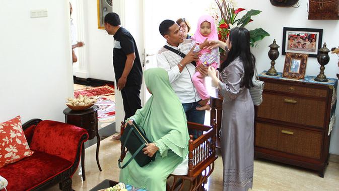 Prilly bersilaturahmi dengan om dan tante serta sepupu dan keponakannya yang masih kecil-kecil. (Adrian Putra/Bintang.com)