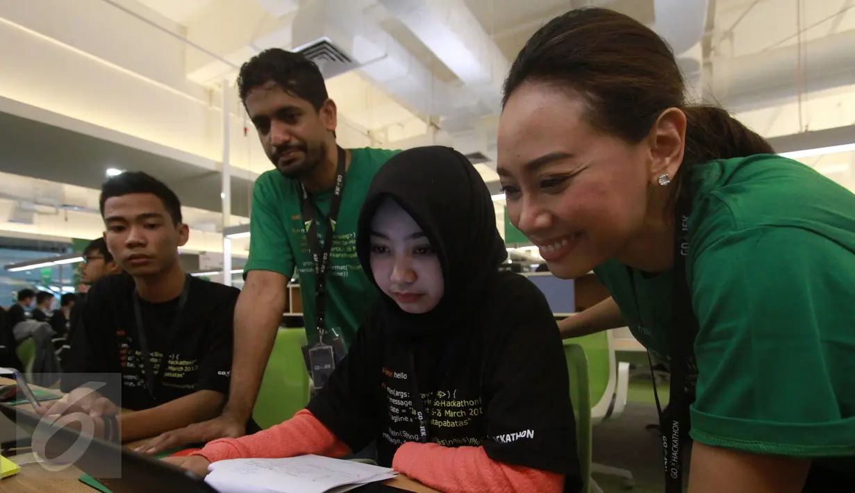 Sheran Gunasekera Chief Information  Security Officer GO-JEK dan Monica Oudang HR Director GO-JEK sedang berbincang dengan salah  satu tim peserta babak final GO-HACKATON, di Jakarta, Sabtu (25/03).(Liputan6.com)