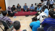 Ketua MPR, Zulkifli Hasan (tengah) berdialog dengan wartawan di Kompleks Parlemen Senayan, Jakarta, Senin (22/12/2014).(Liputan6.com/Andrian M Tunay)