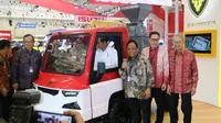 Jokowi menjajal AMMDes, mobil pedesaan, di GIIAS 2018 (Herdi/Liputan6.com)