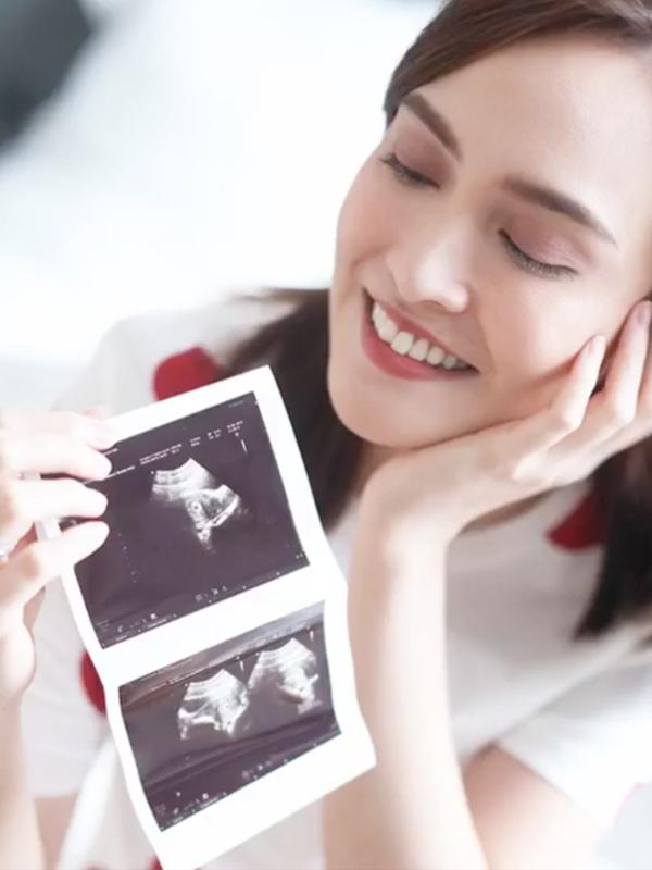 Setelah menunggu cukup lama untuk hamil, Shandy Aulia akhirnya hamil anak pertama. Shandy tak kuasa menahan berita bahagia dengan memposting di akun Instagram miliknya. (Liputan6.com/shandyaulia)